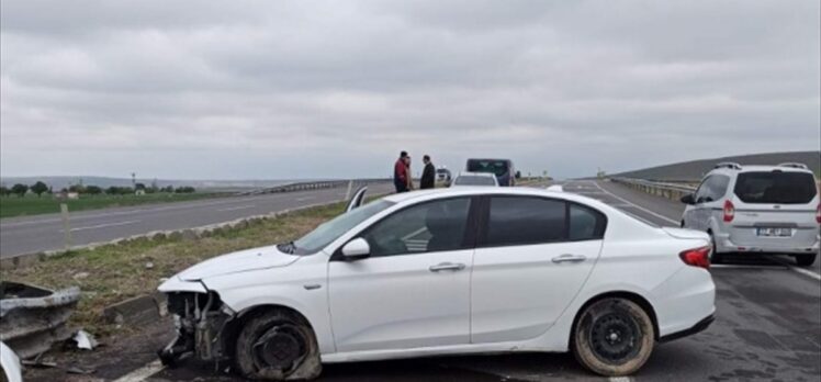 Aksaray'da bariyere çarpan otomobildeki 4 kişi yaralandı