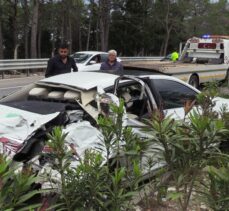 Antalya'da midibüs ile çarpışan otomobildeki 4 kişi yaralandı