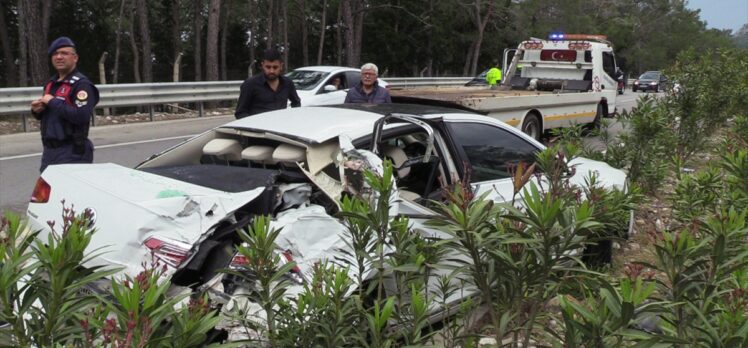 Antalya'da midibüs ile çarpışan otomobildeki 4 kişi yaralandı