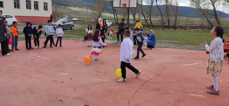 Ardahan'da ilkokul öğrencileri deprem bölgesindeki kardeş okulları için kermes düzenledi