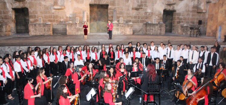 Aspendos Antik Tiyatrosu'nda 23 Nisan Çocuk Şenliği