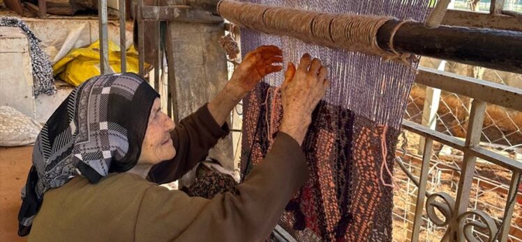 Ayşe nine, 80 yıldır evindeki tezgahta kilim dokuyor