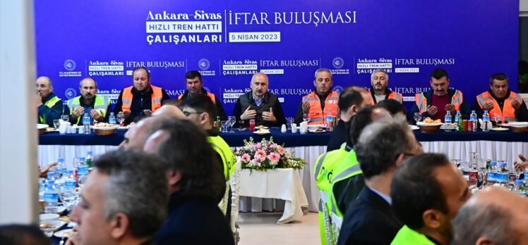 Bakan Karaismailoğlu, Ankara-Sivas Hızlı Tren Hattı çalışanlarıyla iftar yaptı