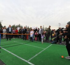 Bakan Kasapoğlu, depremzede çocuklarla tenis oynadı