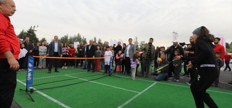 Bakan Kasapoğlu, depremzede çocuklarla tenis oynadı