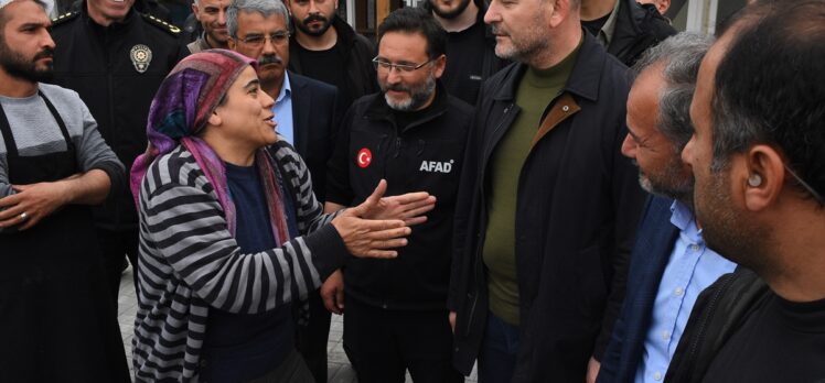 Bakan Soylu, Adıyaman'da kurulan prefabrik çarşıdaki esnafı ziyaret etti