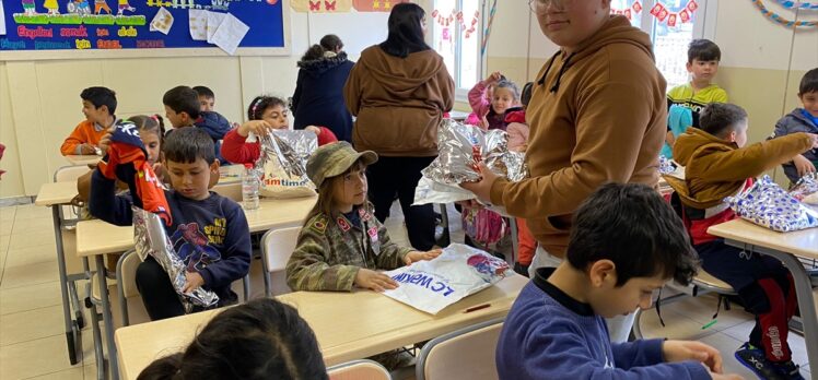 Balıkesirli lise öğrencileri depremzede çocuklara bayram hediyesi kıyafetler götürdü