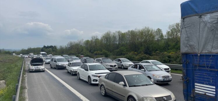 Bayram tatilinden dönenler Anadolu Otoyolu'nda akıcı yoğunluk oluşturuyor