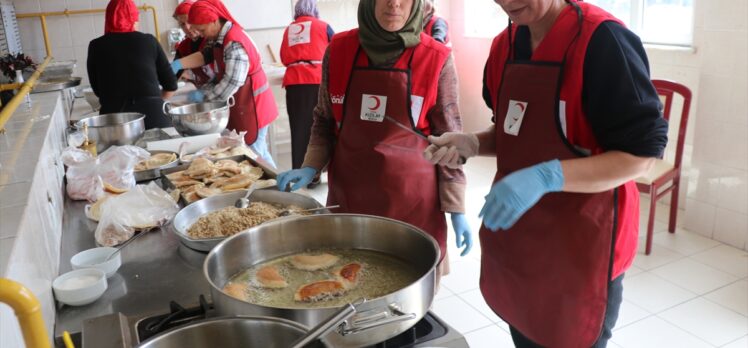 Bolu'da depremzede kadınlar yöresel bayram tatlısı yaptı