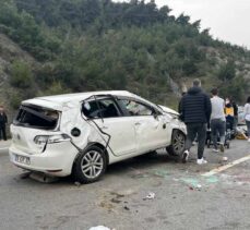 Bursa'da bariyere çarpan otomobildeki 5 kişi yaralandı