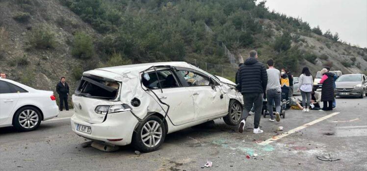 Bursa'da bariyere çarpan otomobildeki 5 kişi yaralandı