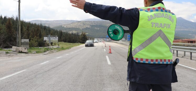 Denizli'de jandarmadan sürücü ve yolculara emniyet kemeri eğitimi