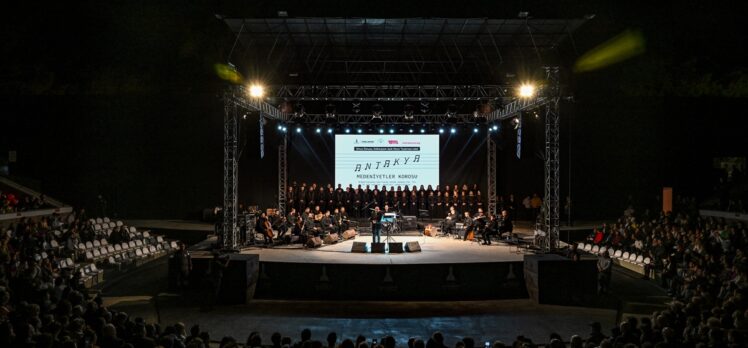 Depremlerde 7 üyesini kaybeden Antakya Medeniyetler Korosu, İzmir'de konser verdi