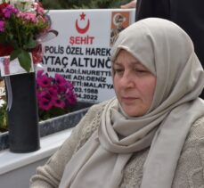 Depremzede aile şehadetinin birinci yılında evlatlarının mezarını ziyaret etti