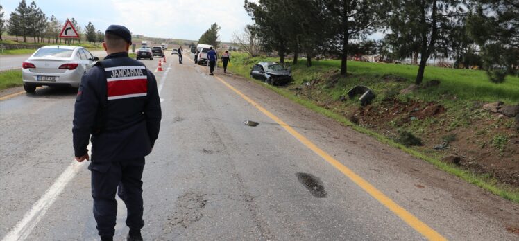 Diyarbakır'da şarampole devrilen otomobildeki 5 kişi yaralandı