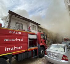 Elazığ'da evin çatısında çıkan ve 2 binaya daha sıçrayan yangın söndürüldü