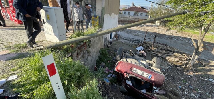 Elazığ'da şarampole devrilen otomobildeki 5 kişi yaralandı