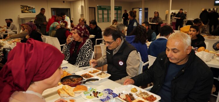 Enerji ve Tabii Kaynaklar Bakanı Fatih Dönmez, İskenderun'da depremzedelerle iftarda buluştu: