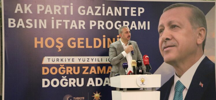 Eski Adalet Bakanı Abdulhamit Gül, gazetecilerle iftarda bir araya geldi: