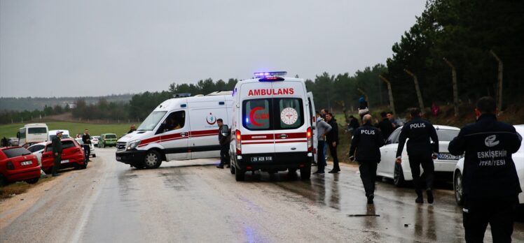 Eskişehir'de zincirleme trafik kazasında 12'si asker 14 kişi yaralandı