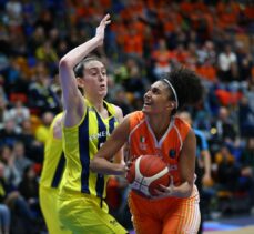 Basketbol FIBA Kadınlar Avrupa Ligi Dörtlü Finali'nde İtalya temsilcisi Beretta Famila'yı 77-70 yenen Fenerbahçe Alagöz Holding, finale yükseldi.