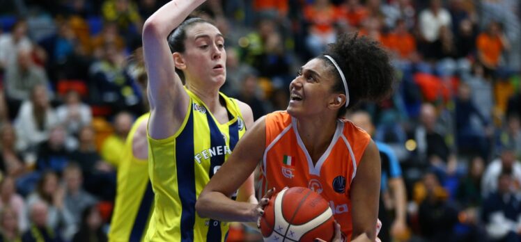 Basketbol FIBA Kadınlar Avrupa Ligi Dörtlü Finali'nde İtalya temsilcisi Beretta Famila'yı 77-70 yenen Fenerbahçe Alagöz Holding, finale yükseldi.