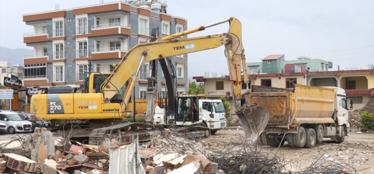 Hatay'da bina yıkım ve enkaz kaldırma çalışmaları 61 mahallede yapılıyor