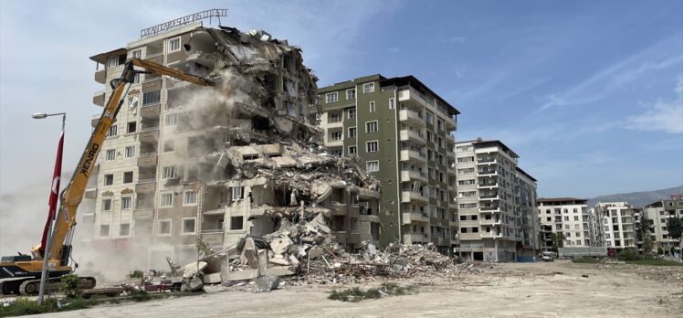 Hatay'da bina yıkım ve enkaz kaldırma çalışmaları 72 mahallede devam ediyor