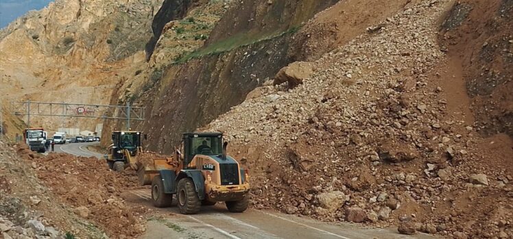 Heyelan nedeniyle kapanan Artvin-Ardanuç kara yolu ulaşıma açıldı