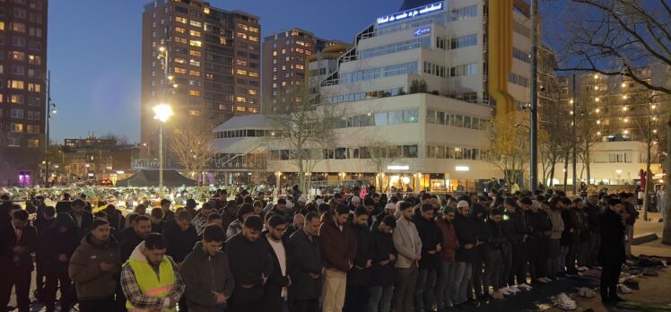 Hollanda'da 800 üniversiteli genç, sokak iftarında buluştu