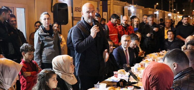 İçişleri Bakanı Soylu, İskenderun'da depremzedelerle iftarda buluştu: