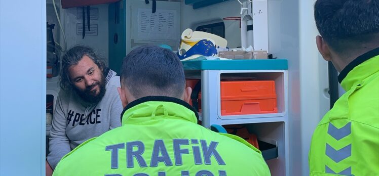 Kadıköy'de park halindeki taksiye çarpan otomobildeki 2 kişi yaralandı