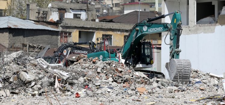 Kahramanmaraş'ta bina yıkım ve enkaz kaldırma çalışmaları 18 mahallede devam ediyor