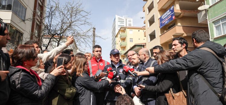 Kartal'da çökme riski bulunan apartmanın yıkımına başladı