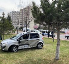 Kayseri'de iki otomobilin çarpıştığı kazada 9 kişi yaralandı