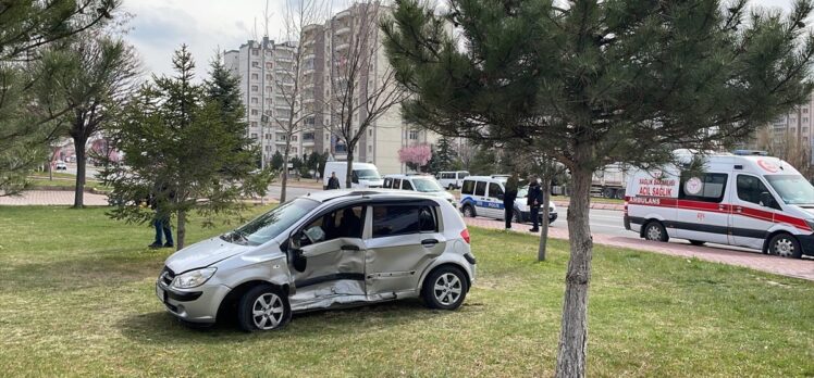 Kayseri'de iki otomobilin çarpıştığı kazada 9 kişi yaralandı