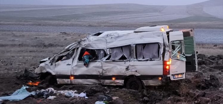 Kayseri'de şarampole devrilen minibüsteki 2 kişi öldü, 10 kişi yaralandı