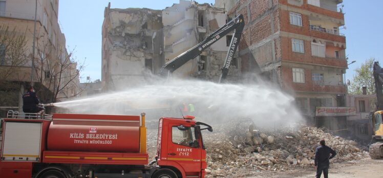 Kilis'te çöken 4 katlı binanın enkaz kaldırma işlemi sürüyor