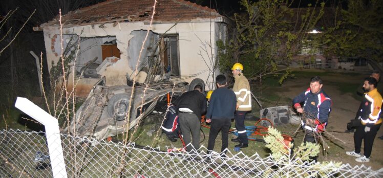 Kırıkkale'de yol kenarındaki eve çarpan otomobilin sürücüsü öldü