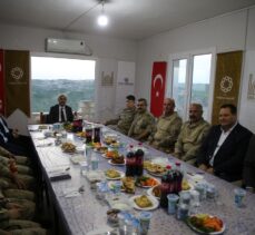 Mardin Valisi Demirtaş,1040 rakımlı üs bölgesinde güvenlik güçleriyle iftar yaptı