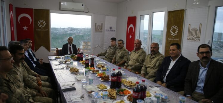 Mardin Valisi Demirtaş,1040 rakımlı üs bölgesinde güvenlik güçleriyle iftar yaptı