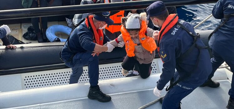 Marmaris açıklarında lastik bottaki 14 düzensiz göçmen kurtarıldı