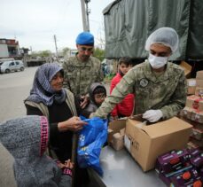 Mehmetçik depremzedelere kumanya dağıtıp çorba ikram ediyor