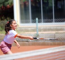 Mersin'deki depremzede çocuklar günlerini tenis kursunda geçiriyor