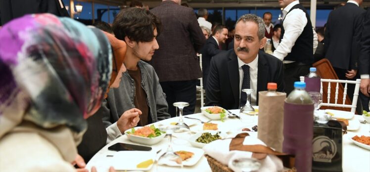 Milli Eğitim Bakanı Mahmut Özer, Ordu'da parti teşkilatıyla iftar yaptı