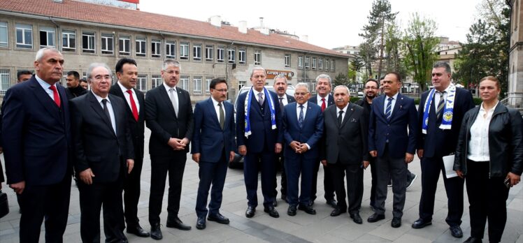 Milli Savunma Bakanı Akar, eski okulu “Taş Mektep”te öğrencilerle buluştu