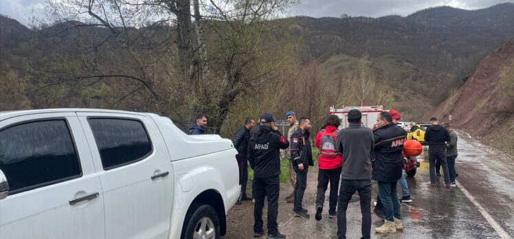 Munzur Çayı'na düşen otomobildeki 3 kişiyi arama çalışması başlatıldı