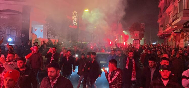 Samsunspor taraftarı, 11 yıl sonra Süper Lig'e dönmeyi kutladı