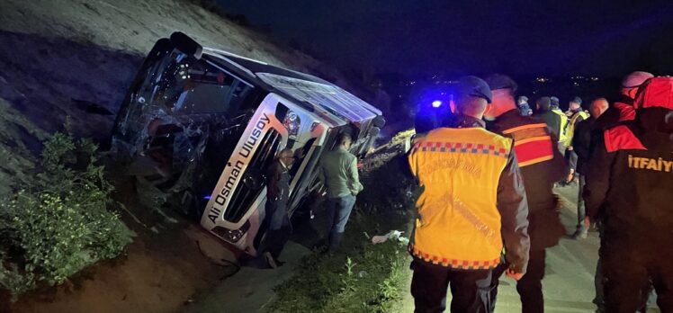 Sinop’ta yolcu otobüsü su kanalına devrildi, 9 kişi yaralandı