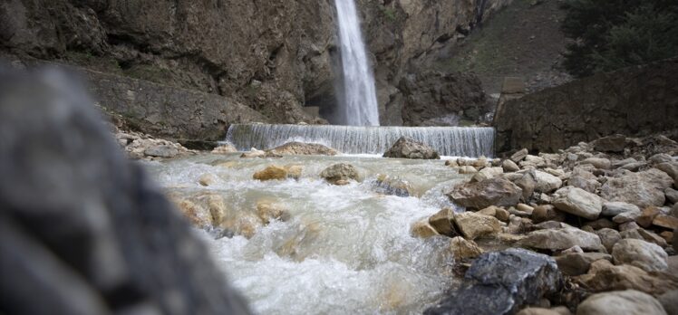 Tunceli'de 80 metreden akan Rabat Şelalesi'nde ilkbahar güzelliği